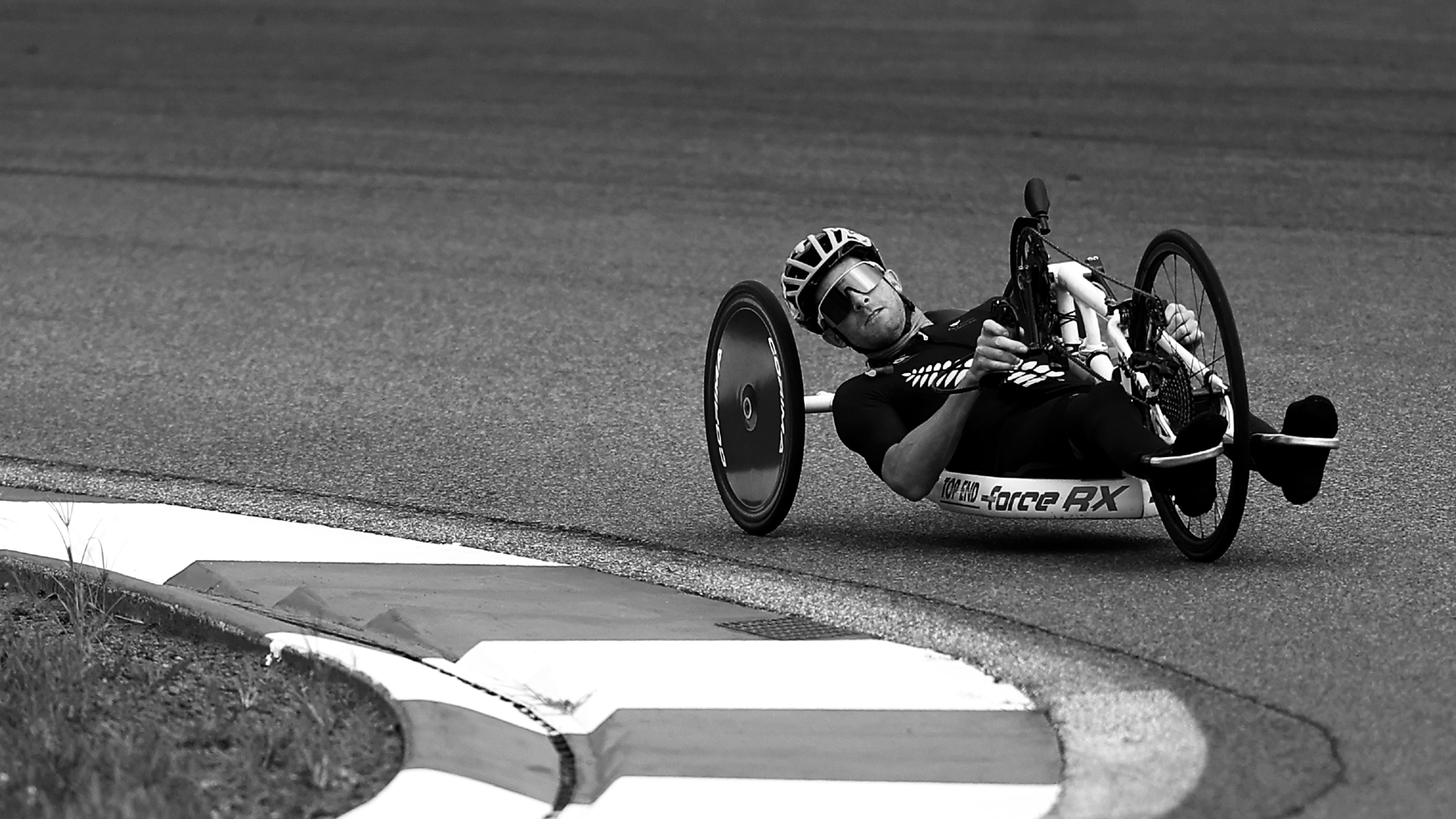 Rory Mead handcyling in race